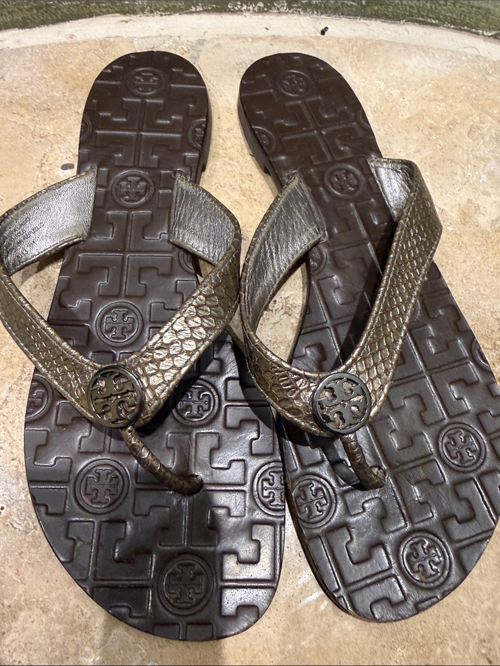 AUTHENTIC Tory Burch Men’s Metallic Bronze Logo Thong Sandals sz 8